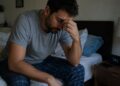 ¿Te despiertas siempre cansado? La causa puede estar en algo que haces antes de dormir