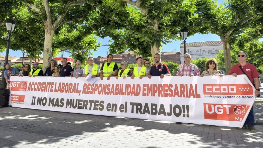 Los sindicatos se concentran en la plaza de Cervantes tras la muerte de un trabajador en una obra 1 concentracion sindicatos siniestralidad laboral