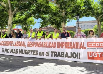 Los sindicatos se concentran en la plaza de Cervantes tras la muerte de un trabajador en una obra