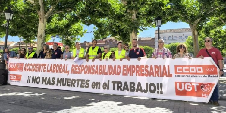 Los sindicatos se concentran en la plaza de Cervantes tras la muerte de un trabajador en una obra 1 Foto: CCOO Ayto. Alcalá