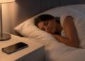 Dormir con el móvil cerca: el hábito cotidiano que podría estar arruinando tu descanso