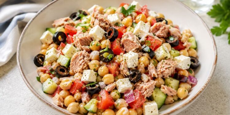 La cena fría de verano que se prepara en diez minutos y evita encender la cocina 1 ensalada de garbanzos