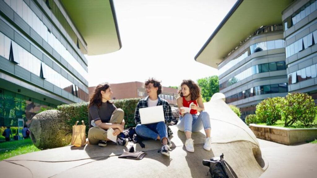 La UAH recibirá 218.736 euros para reforzar las ayudas Erasmus+ de sus estudiantes en 2026/27 1 jovenes estudiantes