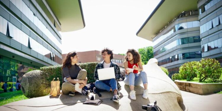 La UAH recibirá 218.736 euros para reforzar las ayudas Erasmus+ de sus estudiantes en 2026/27 1 Foto: Comunidad de Madrid
