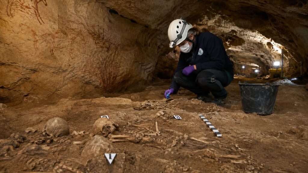 La UAH lidera el hallazgo de la primera necrópolis infantil calcolítica documentada en la Sierra de Atapuerca 1 necropilos infantil