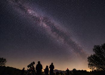 La Agrupación Astronómica Complutense cerrará su recorrido por los distritos con una observación lunar en Isla del Colegio