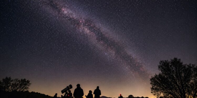 La Agrupación Astronómica Complutense cerrará su recorrido por los distritos con una observación lunar en Isla del Colegio 1 observacion astronomica