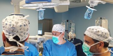 El Hospital Príncipe de Asturias implanta la primera prótesis de la sanidad pública española que recupera la voz y la deglución