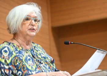 83 mayores voluntarios reciben el reconocimiento por impartir talleres en los centros municipales