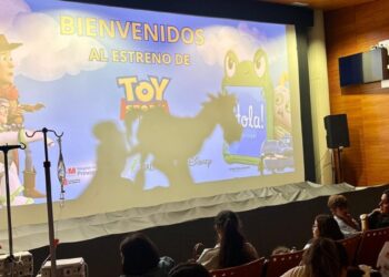 Cerca de 100 pacientes pediátricos del Hospital Príncipe de Asturias disfrutan del estreno de Toy Story 5
