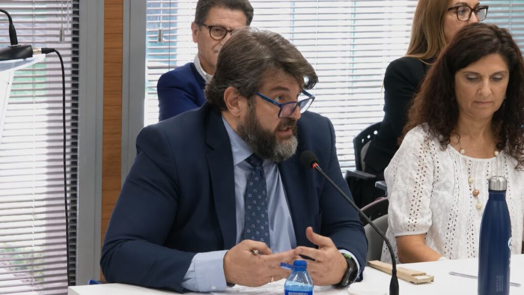 Vox se planta ante el PP y tumba la modificación presupuestaria tras denunciar una decisión unilateral 1 victor acosta 2