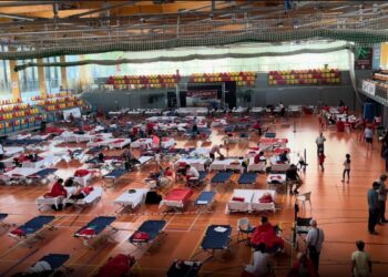 El pabellón de Espartales pasa de 53 a 162 evacuados acogidos por los incendios
