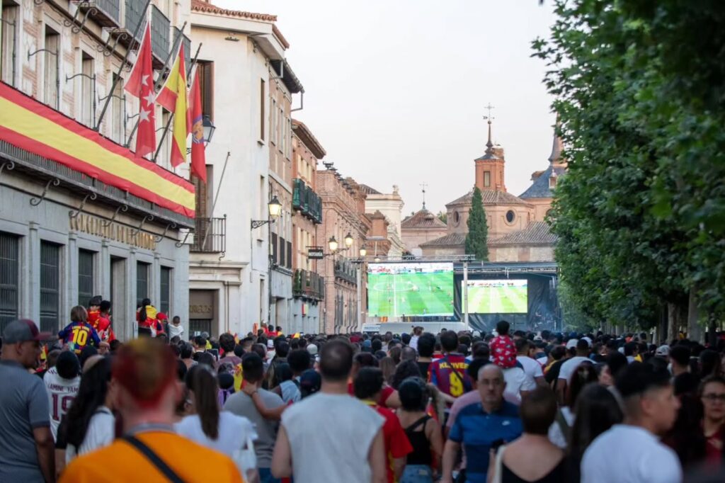 España levanta su segundo Mundial y convierte la Plaza de Cervantes en una celebración inolvidable 2 SnapInsta.to 751354734 18398808067091887 563698705694020835 n 1