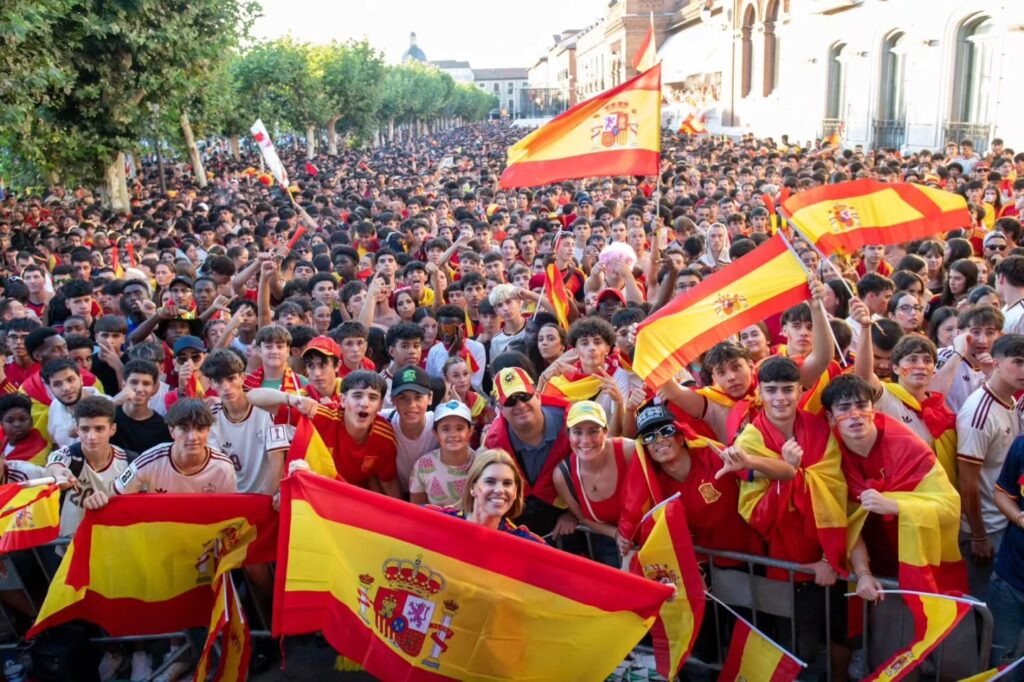 España levanta su segundo Mundial y convierte la Plaza de Cervantes en una celebración inolvidable 5 SnapInsta.to 752509535 18398808037091887 9146135073800915520 n