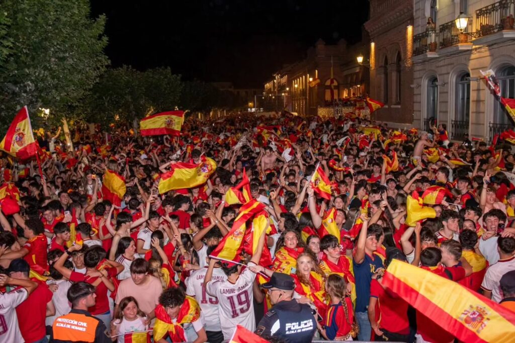 España levanta su segundo Mundial y convierte la Plaza de Cervantes en una celebración inolvidable 8 SnapInsta.to 753137331 18398807986091887 8583059677321065925 n