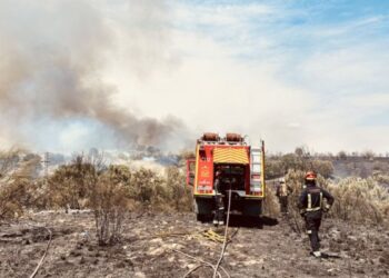 El incendio de la Mierla alcanza 40 municipios afectados y ocho confinados mientras el incendio obliga a evacuar una base de apoyo 2 El incendio de la Mierla alcanza 40 municipios afectados y ocho confinados mientras el incendio obliga a evacuar una base de apoyo
