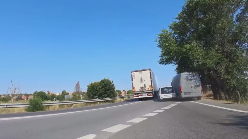 Una furgoneta abandona el lugar tras colisionar con un turismo en la carretera de Mejorada a Alcalá 1 colision furgoneta