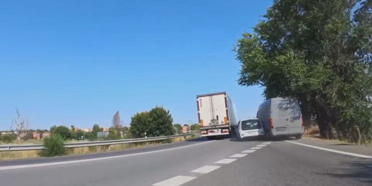 Una furgoneta abandona el lugar tras colisionar con un turismo en la carretera de Mejorada a Alcalá 1 colision furgoneta
