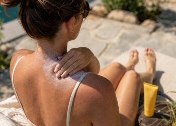 El error más común al usar crema solar deja zonas enteras expuestas aunque la piel parezca completamente protegida 2 El error más común al usar crema solar deja zonas enteras expuestas aunque la piel parezca completamente protegida