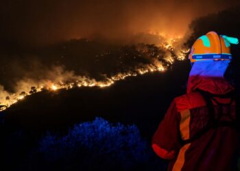 El Estado asume el mando ante unos incendios desbordados en Madrid con más de 10.000 evacuados