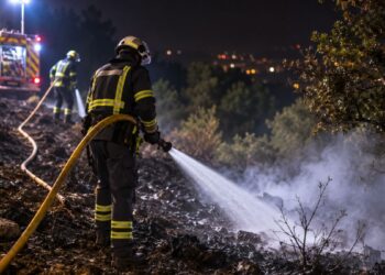 El incendio de Villalbilla queda perimetrado y ocho dotaciones vigilan durante la noche los puntos calientes
