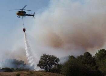 Un incendio junto a Alcalá moviliza ocho aeronaves, obliga a evacuar El Portillo y corta la M-203