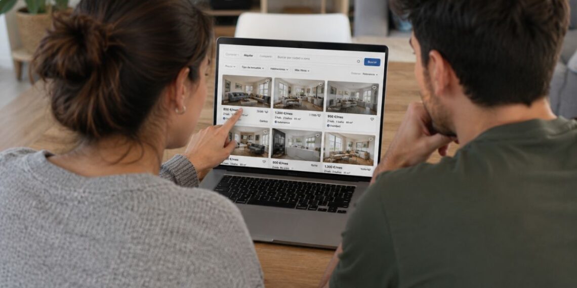 Cómo comprar la primera vivienda en Alcalá con una hipoteca de hasta el 100% 1 jovenes buscando casa