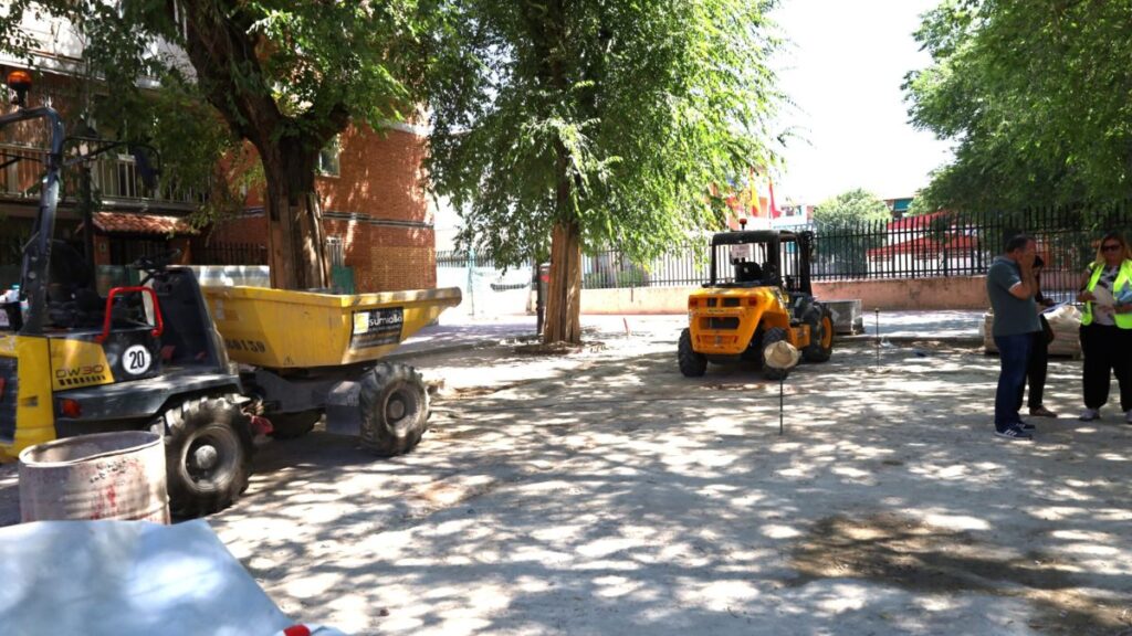 Alcalá inicia la reforma de la plaza junto al colegio Santos Niños con una inversión de 190.000 euros 1 obra santos ninos