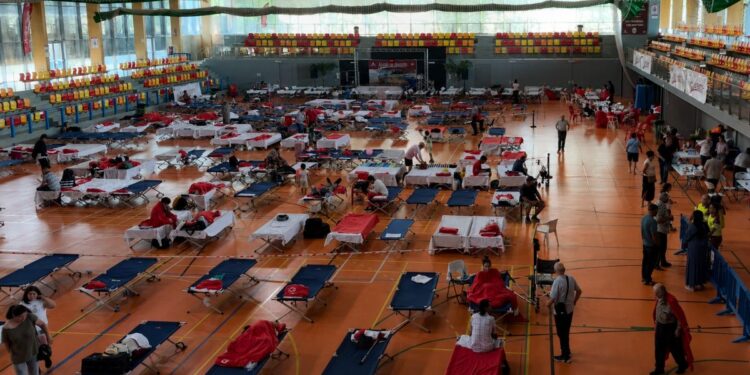 El pabellón de Espartales alcanza las 195 personas evacuadas y completa prácticamente sus plazas 1 pabellon espartales evacuados