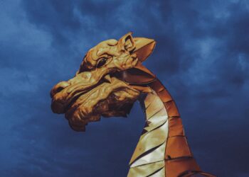 Un dragón de seis metros recorrerá el centro histórico en un espectáculo gratuito de teatro de calle este domingo 2 Un dragón de seis metros recorrerá el centro histórico en un espectáculo gratuito de teatro de calle este domingo