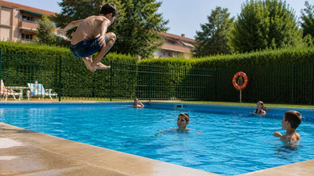 Riesgos y responsabilidades del uso de piscinas sin socorrista en comunidades y espacios privados 1 saltar a bomba
