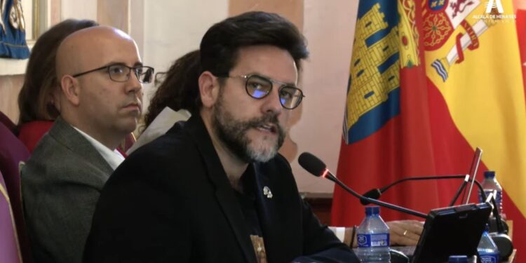 Santiago Alonso defiende el uso profesional de la inteligencia artificial y acusa al PSOE de cuestionar a los creadores 1 Santiago Alonso durante el pleno municipal