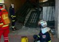 Un vehículo se empotra contra el portal de un edificio de la calle Zaragoza de Alcalá