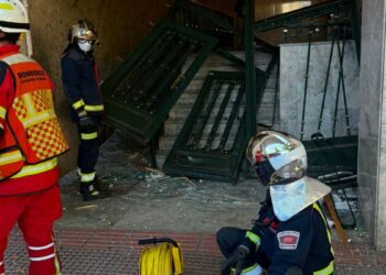 Un vehículo se empotra contra el portal de un edificio de la calle Zaragoza de Alcalá