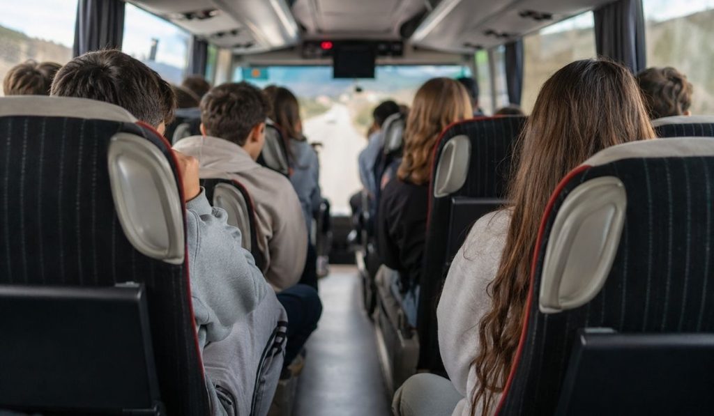Interior de autobus en movimiento