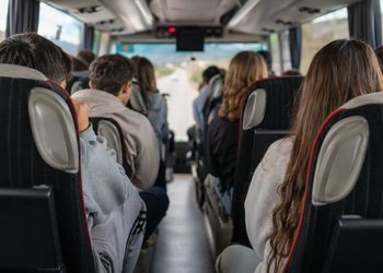 El nuevo contrato de transporte escolar incluye siete rutas para el Antonio Machado y el Pablo Picasso de Alcalá