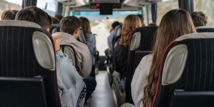 Interior de autobus en movimiento