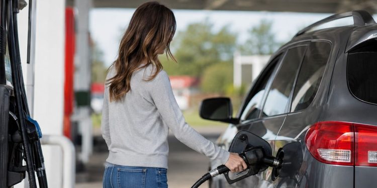 Mujer repostando en una gasolinera