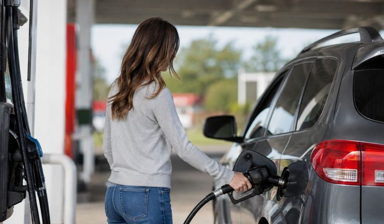 Mujer repostando en una gasolinera