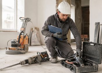 Qué conviene revisar antes de alquilar maquinaria para una obra o reforma en Madrid