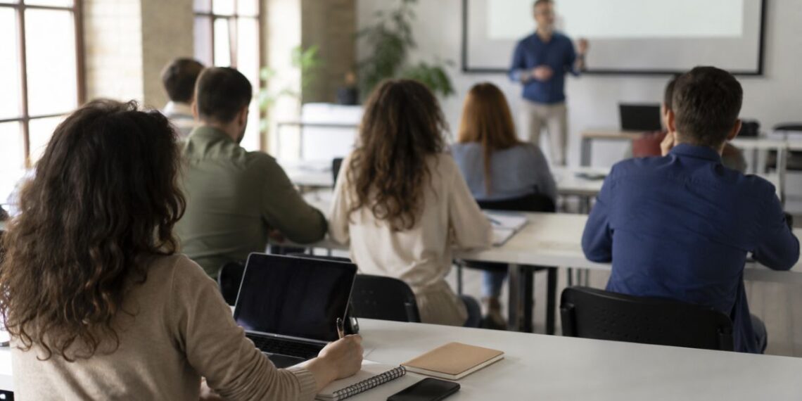Seis cursos de la UAH mantienen abierta su matrícula para septiembre en Alcalá de Henares 1 alumnos aula 2