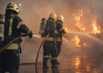 Un incendio en un camión grúa moviliza a Bomberos en una empresa del polígono Zanussi de Alcalá 2 Un incendio en un camión grúa moviliza a Bomberos en una empresa del polígono Zanussi de Alcalá