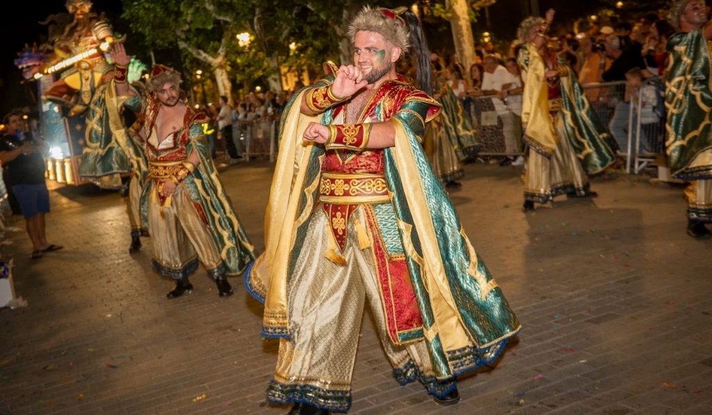 Cientos de familias acompañan a las carrozas en el último gran desfile de las Ferias de Alcalá 1 cabalgata ferias alcala