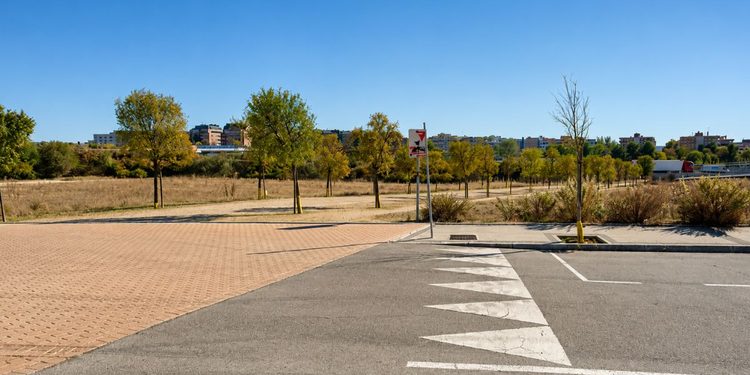 Avanza el proyecto para iluminar el acceso al paso peatonal entre El Olivar e Iviasa sobre la A-2 1 calle aruba