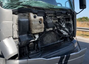 Un camionero resulta herido grave tras quedar atrapado en un choque entre dos camiones en la M-203
