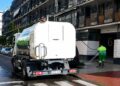 Alcalá de Henares refuerza los baldeos diarios durante el verano para mejorar la limpieza de las calles y reducir los olores