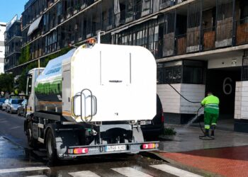 Alcalá de Henares refuerza los baldeos diarios durante el verano para mejorar la limpieza de las calles y reducir los olores