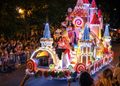 Ocho carrozas y 6.000 kilos de caramelos recorrerán Alcalá este domingo antes de los fuegos artificiales