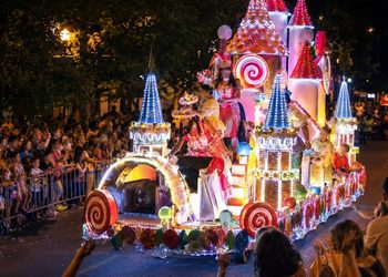 Ocho carrozas y 6.000 kilos de caramelos recorrerán Alcalá este domingo antes de los fuegos artificiales 7 Ocho carrozas y 6.000 kilos de caramelos recorrerán Alcalá este domingo antes de los fuegos artificiales