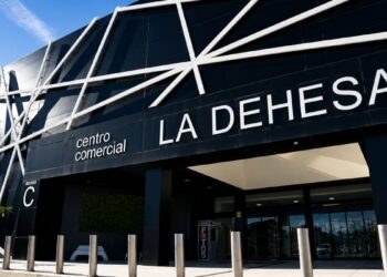 Varios encapuchados asaltan con mazas y machetes una tienda de telefonía del centro comercial La Dehesa
